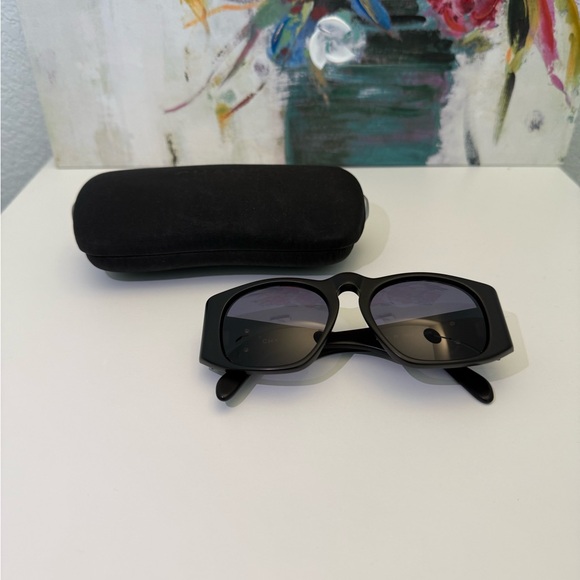 CHANEL Black Sunglasses with case - Picture 3 of 12